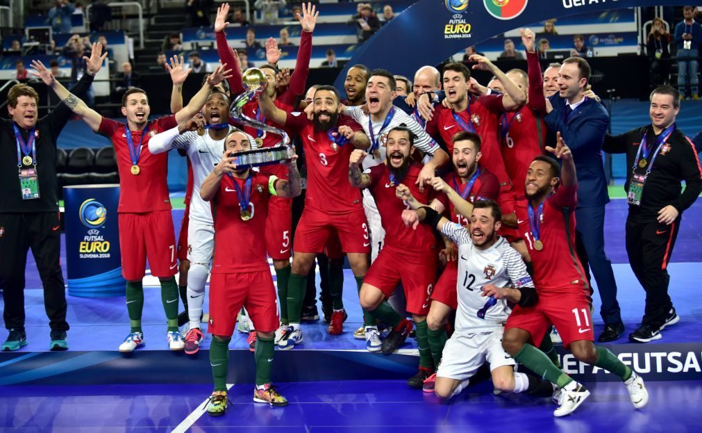 De campeão para campeão: Selecção portuguesa de futebol felicita campeões europeu de futsal