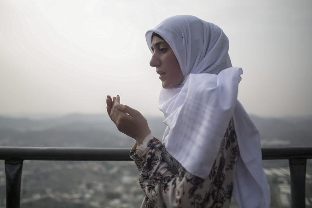 Mulheres muçulmanas denunciam assédio sexual na peregrinação a Meca