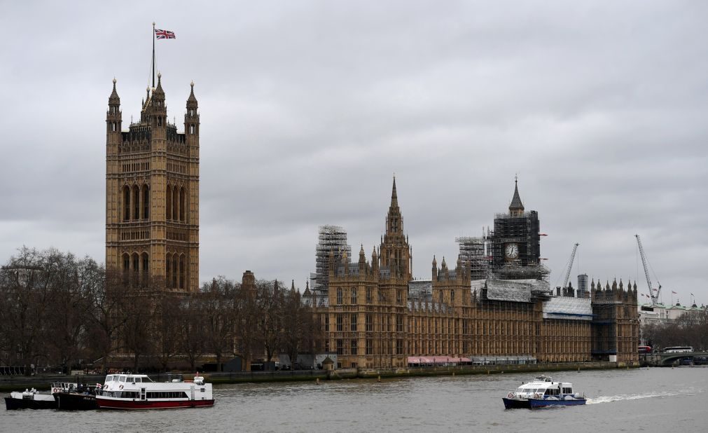 «Pacote suspeito» encontrado junto ao parlamento de Londres