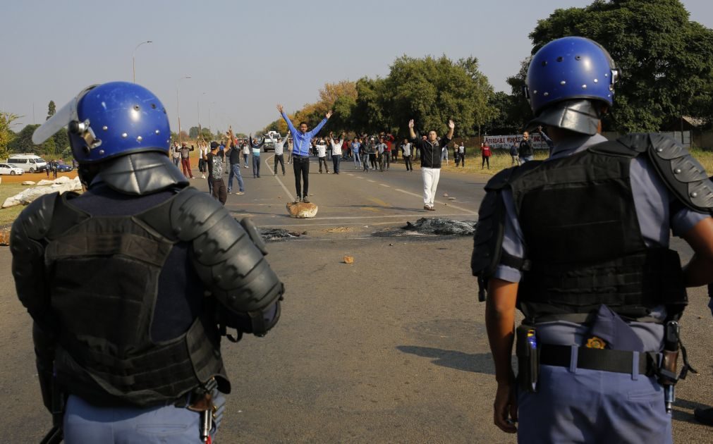 Polícia sul africana realiza buscas a empresários ligados a Jacob Zuma