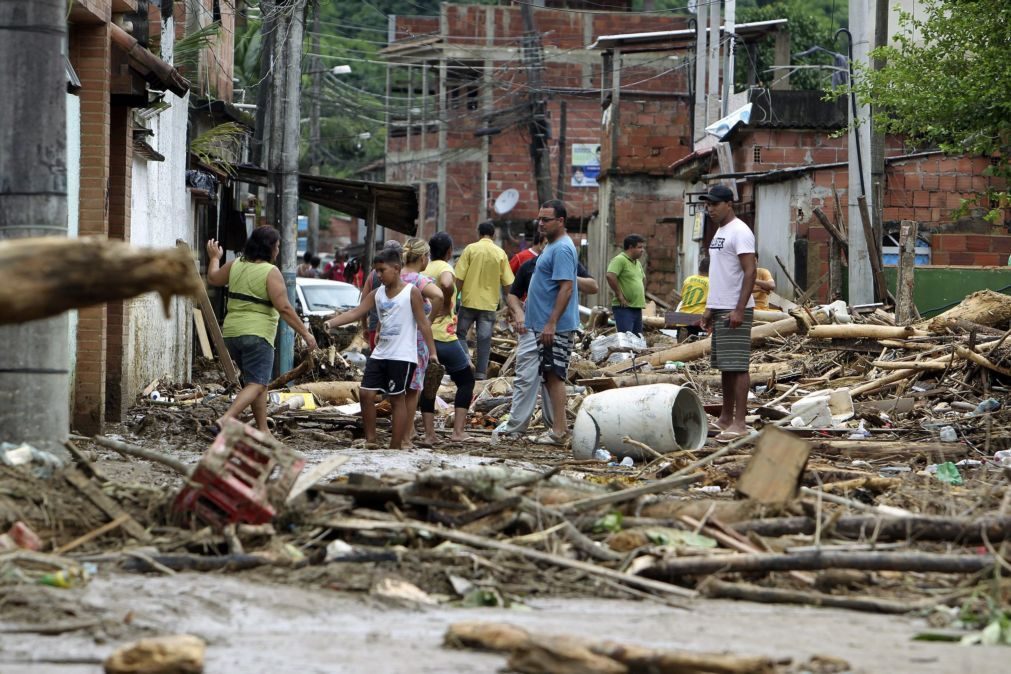 Rio de Janeiro: Temporal deixa pelo menos três mortos e bairros alagados