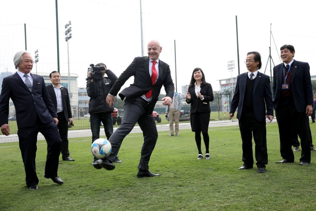 Presidente da FIFA sugere que parte do dinheiro das transferências vá para clubes