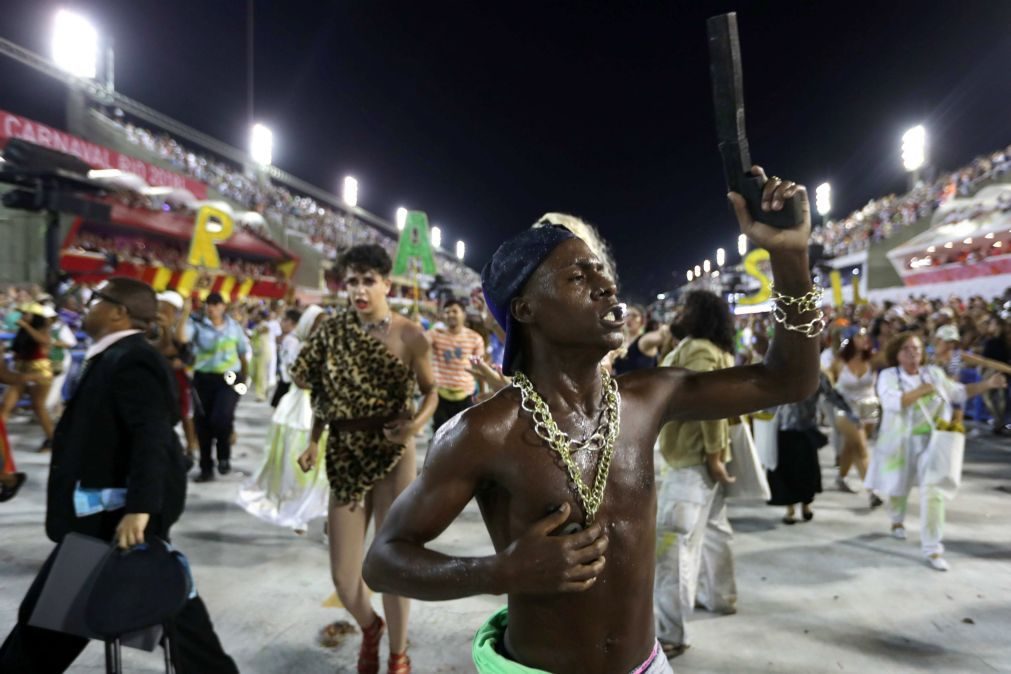 Protestos contra a violência no Rio voltam ao sambódromo com desfile de escolas
