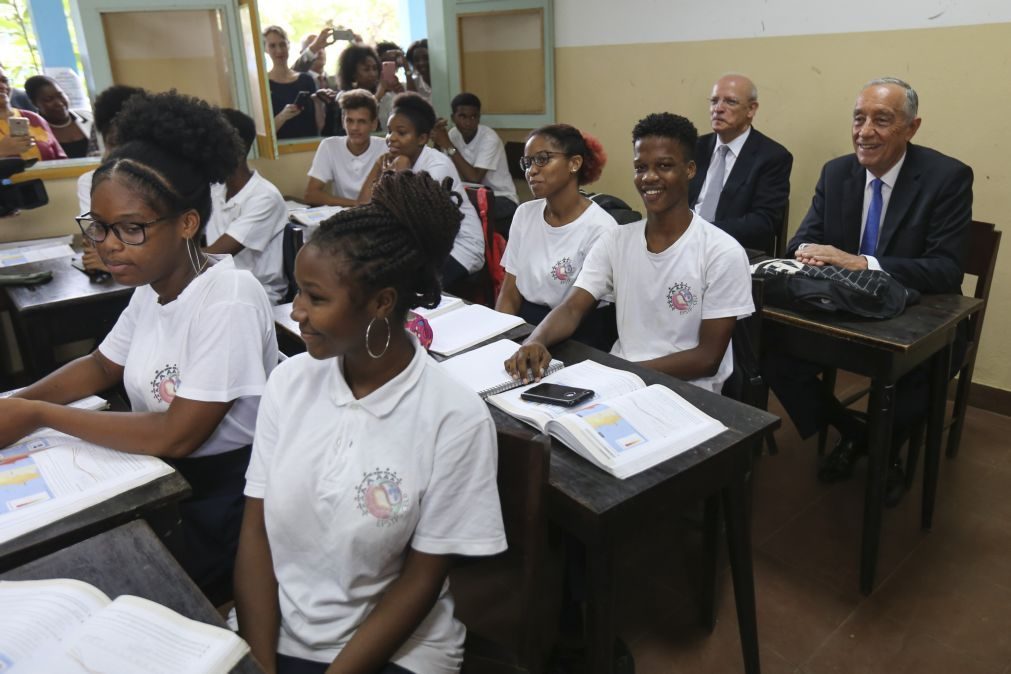 Marcelo inaugura Escola Portuguesa em São Tomé e volta a dar um 'pé de dança'