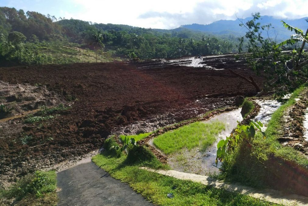 14 feridos e 11 desaparecidos em deslizamento de terras na Indonésia