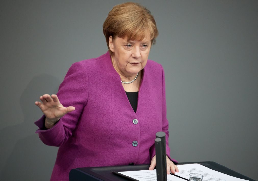 Merkel pede «respostas europeias» porque o «mundo não espera»