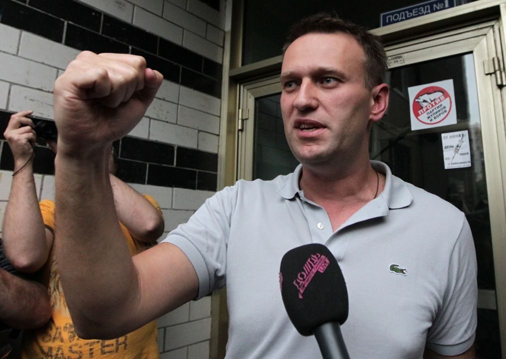 Opositor russo Alexei Navalny detido um mês antes das presidenciais