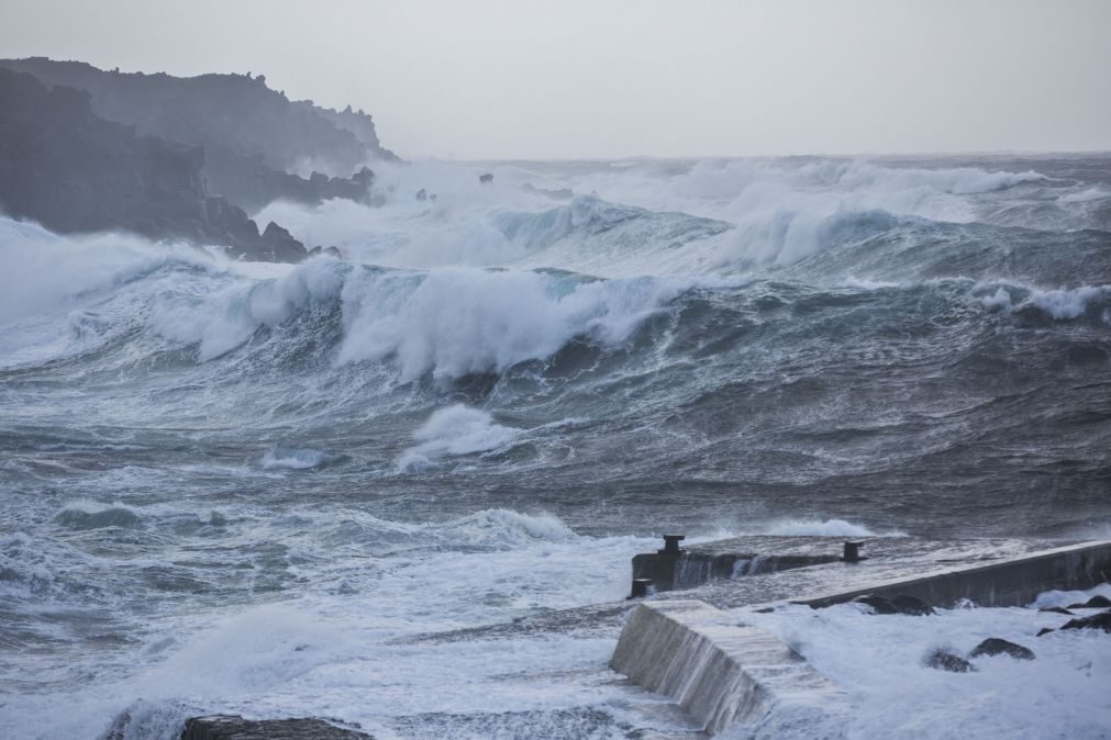 Ilhas das Flores e do Corvo sob aviso laranja devido a agitação marítima e vento