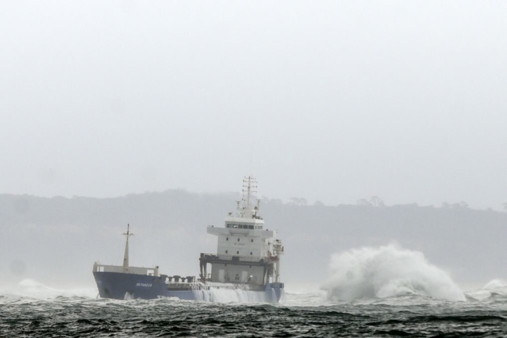 Navio encalhado e tripulação não correm risco apesar das condições atmosféricas