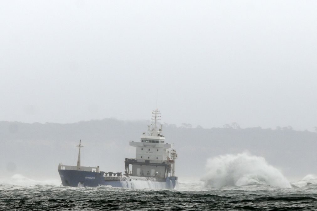 Operação para retirar navio encalhado no Bugio suspensa às 07:45