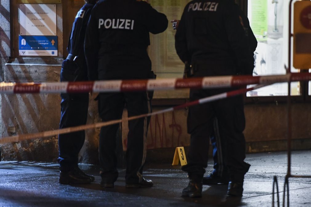 Polícia austríaca detém homem suspeito de ataque à faca em Viena
