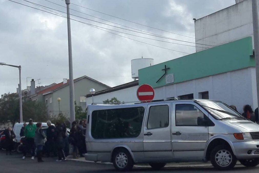 Mãe de Daniel Raimundo sente-se mal no funeral do filho