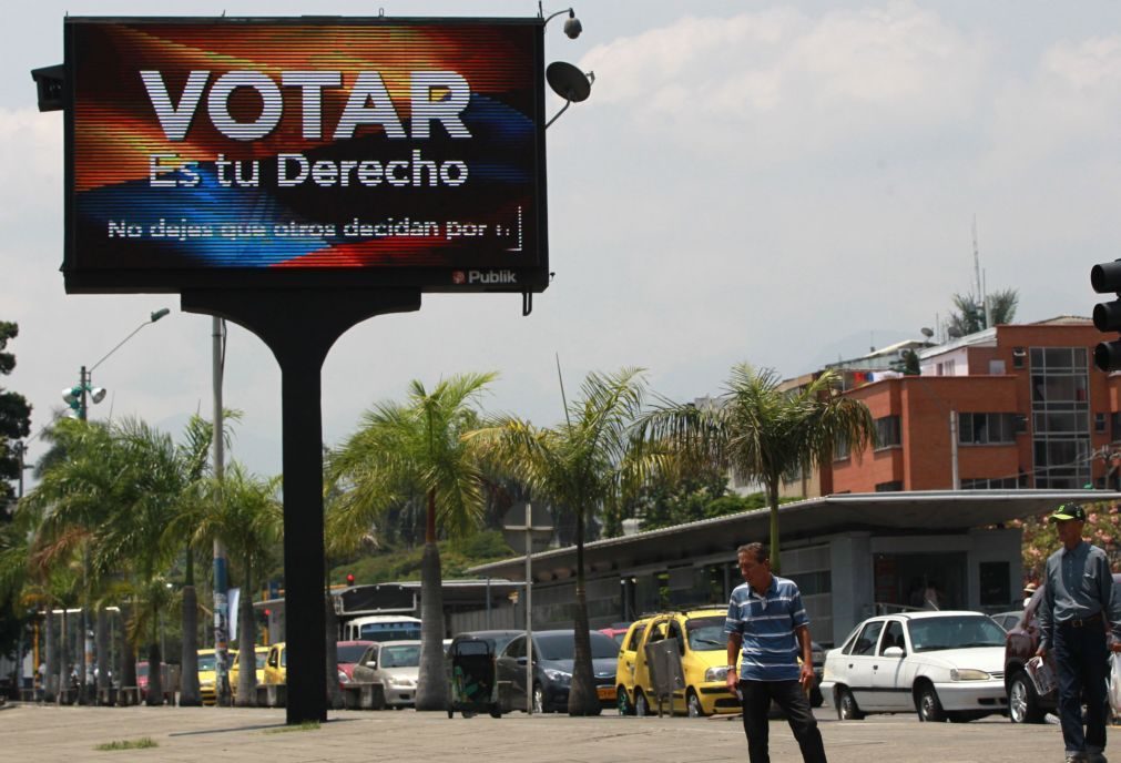 Colombianos começaram a votar em legislativas determinantes para a paz