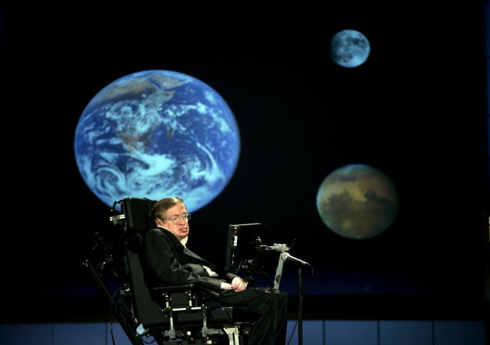 Stephen Hawking, um dos físicos mais brilhantes da história, morre aos 76 anos