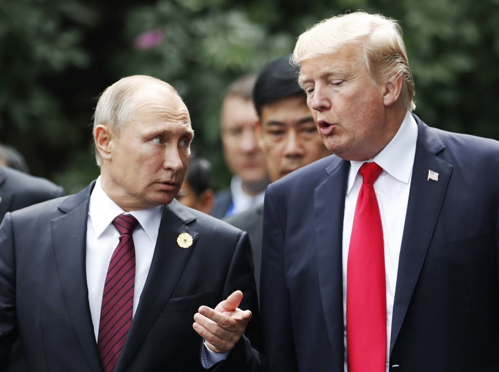 Trump felicitou Putin por reeleição e discutiram coordenação para «limitar corrida ao armamento»