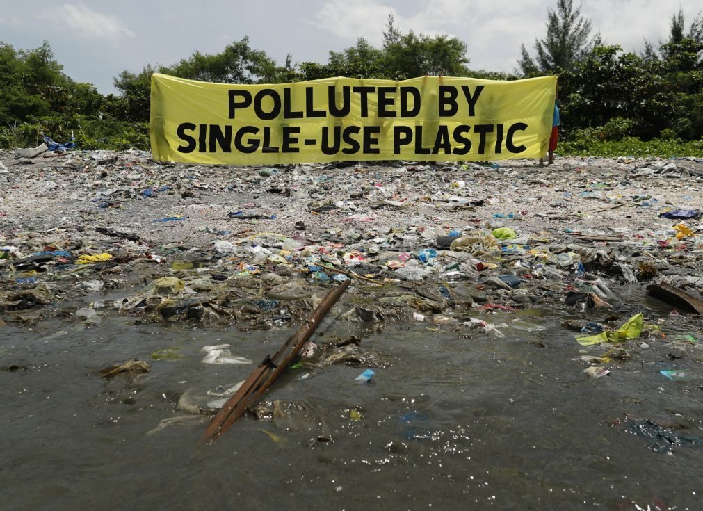 Quase 80 mil toneladas de lixo plástico ocupam no mar área equivalente a três Franças