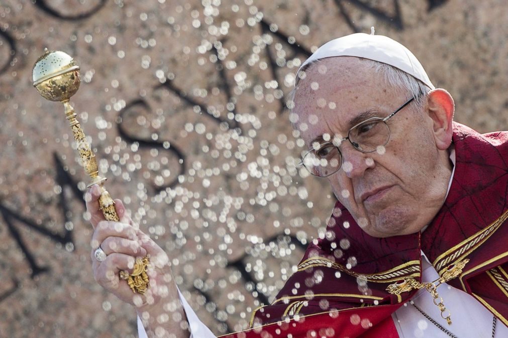 Papa Francisco pede aos jovens que resistam a quem os quer silenciar