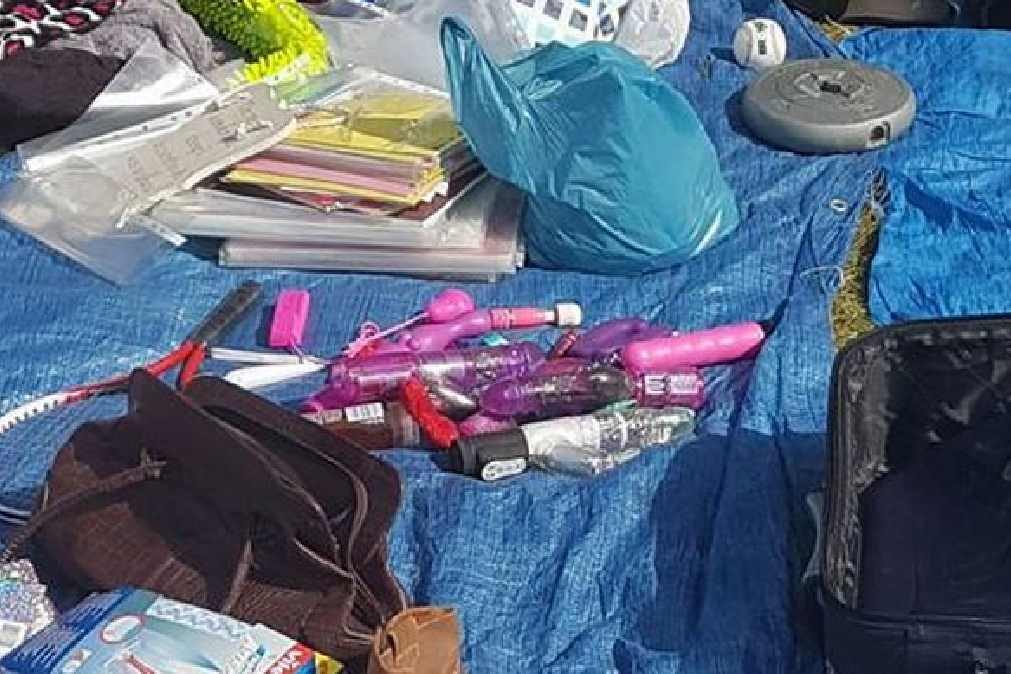 Menino de 10 anos vende brinquedos sexuais usados na feira da bagageira