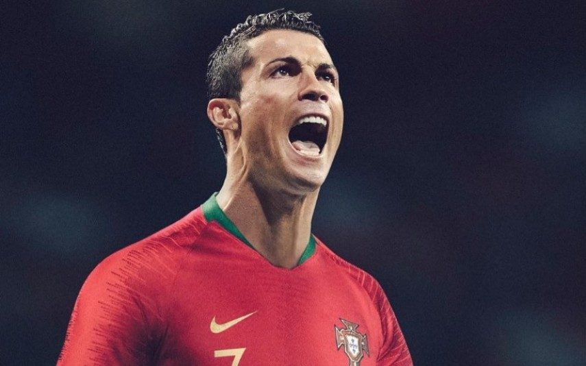 Com três de Ronaldo, Portugal e Espanha empatam na estreia de