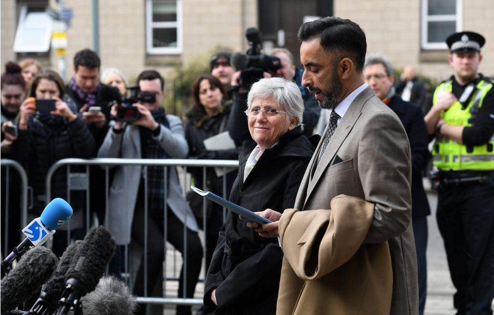 Ex-ministra regional catalã entrega-se à polícia em Edimburgo