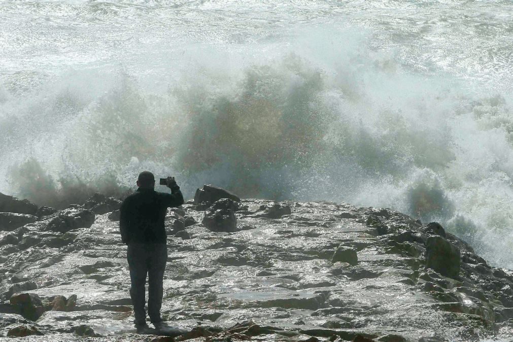 Proteção Civil avisa para cuidados devido a agitação marítima, chuva, vento e queda de neve