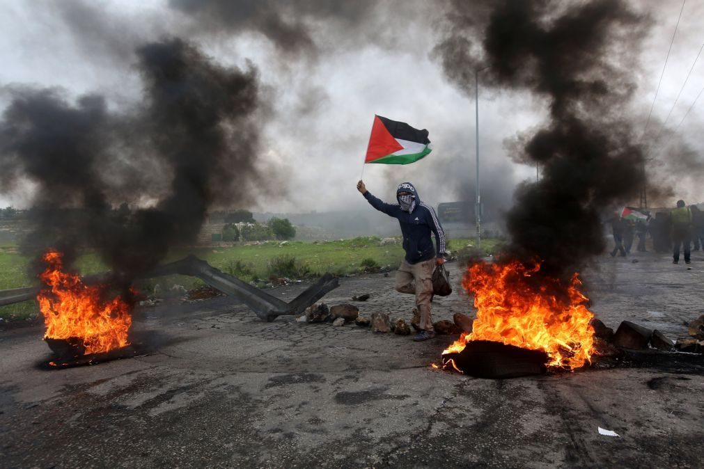 Sobe para 12 número de palestinianos mortos em confrontos com exército israelita