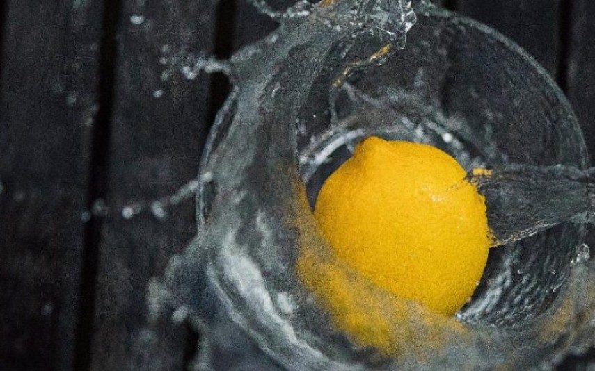 9 razões para beber água quente com limão todas as manhãs