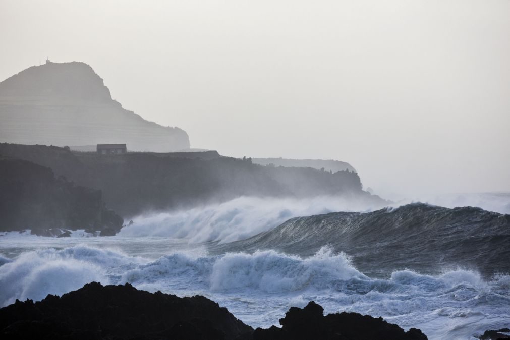 ALERTA | Agravamento do estado do mar nos Açores com ondas de cinco metros