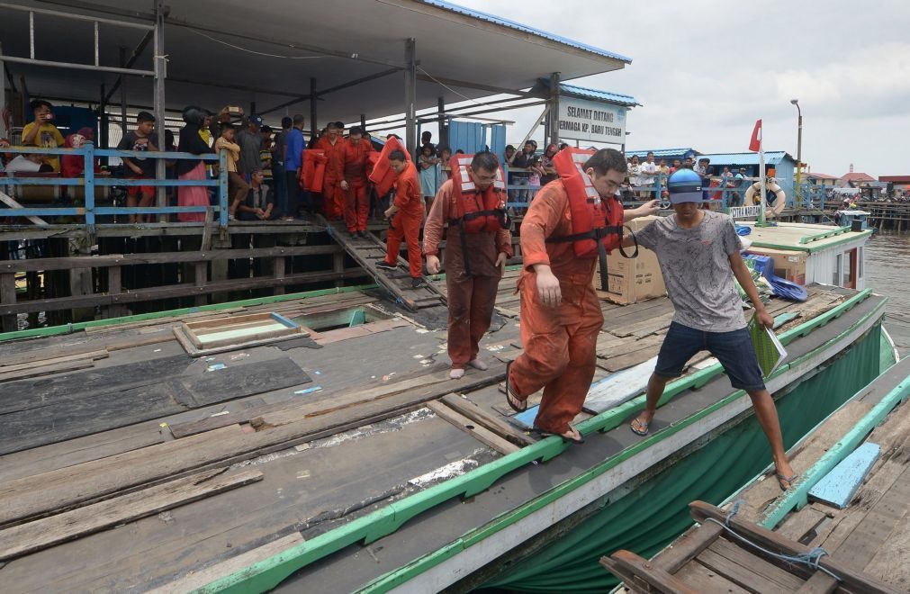 Derrame de combustível causa cinco mortos na ilha de Bornéu
