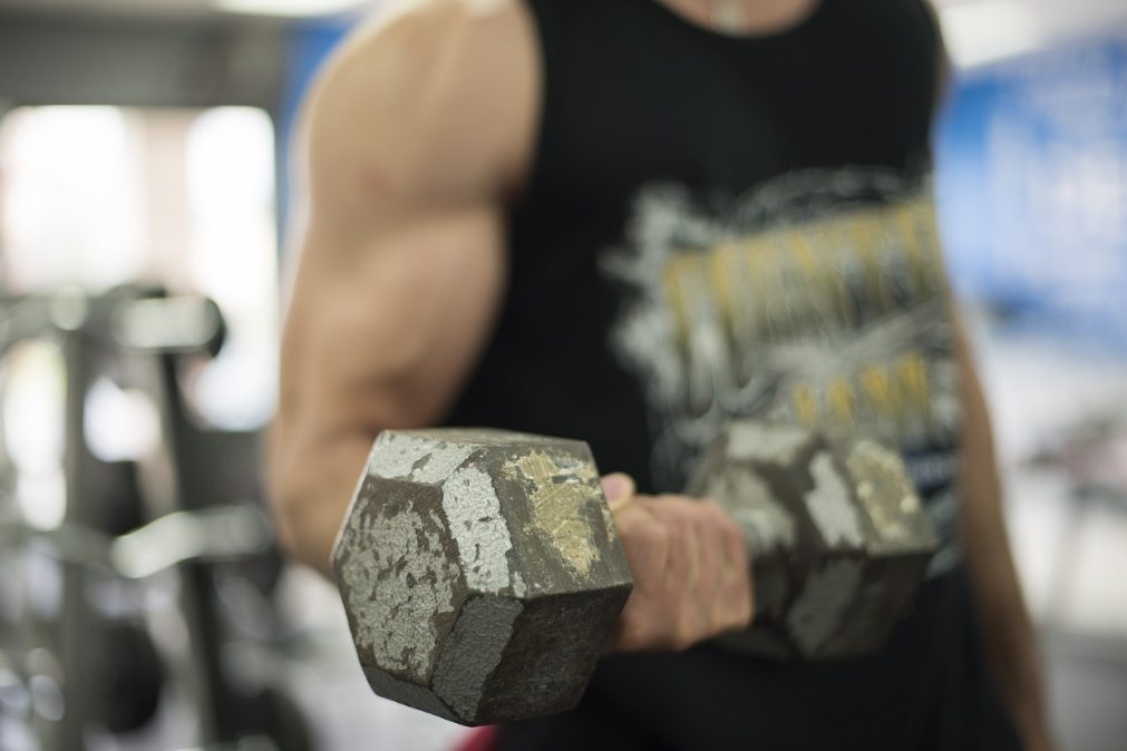 Por que devemos comer hidratos de carbono antes de treinos de musculação e proteína depois?