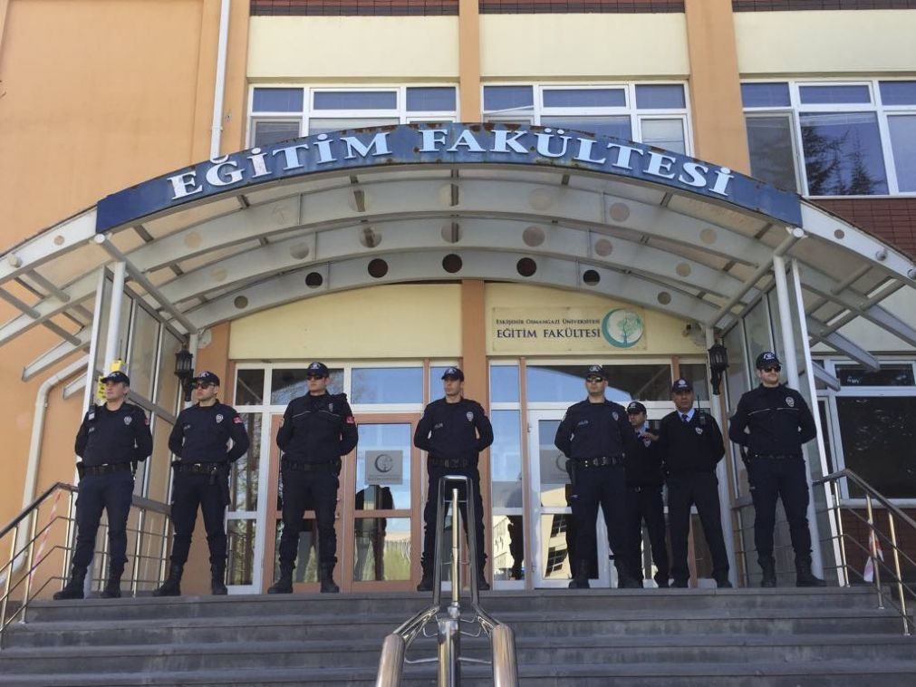 Professor é o autor do tiroteio em universidade na Turquia. Morreram quatro pessoas