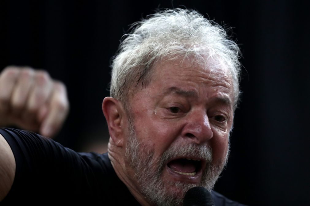 Ex-Presidente brasileiro Lula da Silva considera mandado de prisão absurdo