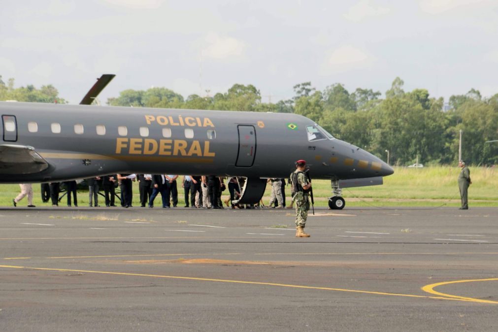 Polícia brasileira tem avião preparado para levar Lula da Silva para Curitiba