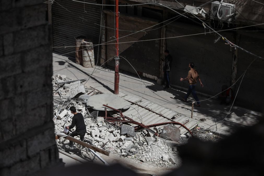 Pelo menos oito mortos civis em 'raide' à cidade de Douma