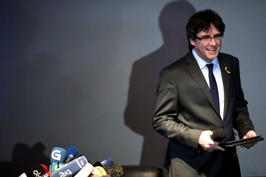 Puigdemont descarta renúncia como deputado e quer mediação internacional