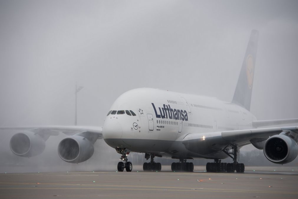 Avião da companhia Lufthansa evacuado após ameaça de bomba