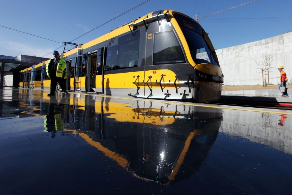 Metro choca contra autocarro em Almada. Incidente faz pelo menos três feridos