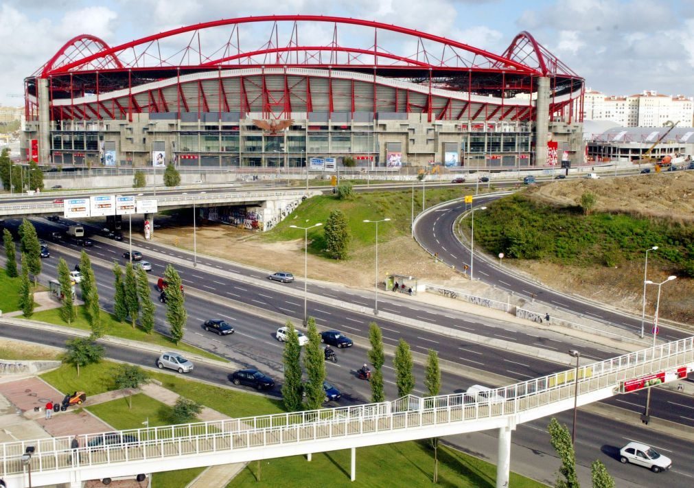 Carro capota entre o Colombo e o Estádio da Luz