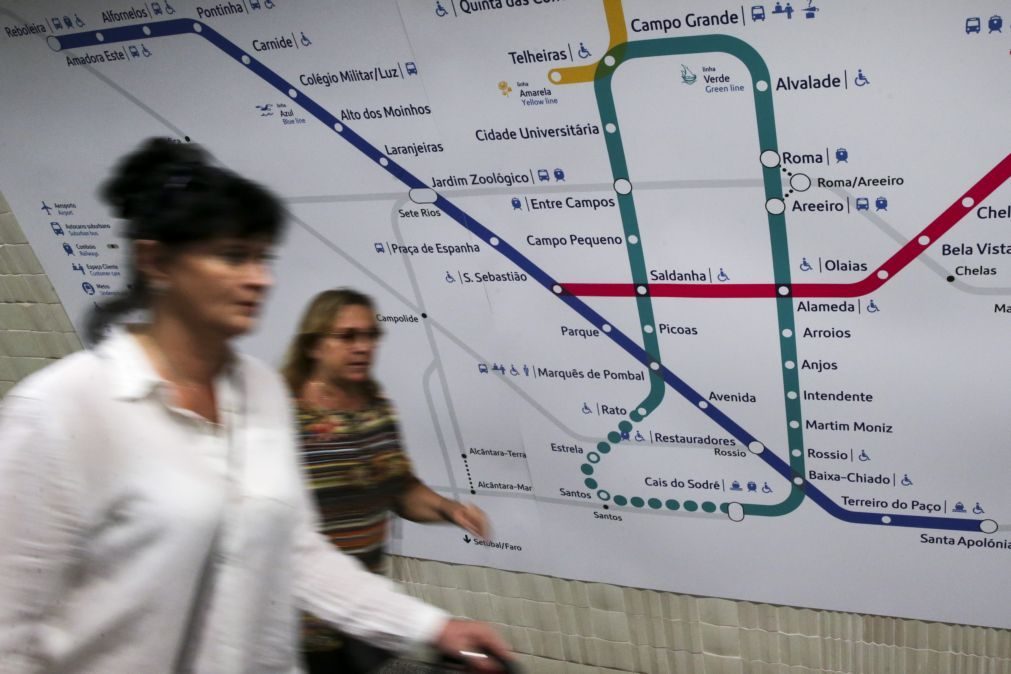 Passageiros obrigados a caminhar pela linha do Metro de Lisboa devido a avaria