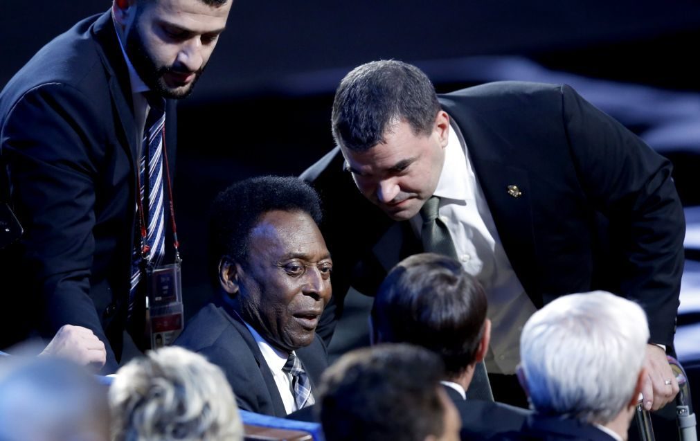 Pelé hospitalizado em Paris