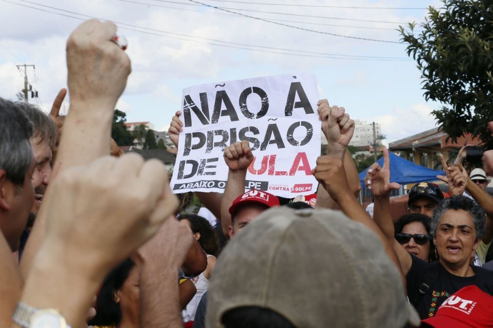 Apoiantes de Lula invadem apartamento que o levou à prisão. «Se é do Lula, é nosso»