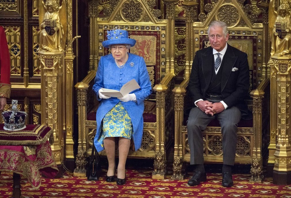 Isabel II pede à Commonwealth que eleja príncipe Carlos como seu sucessor