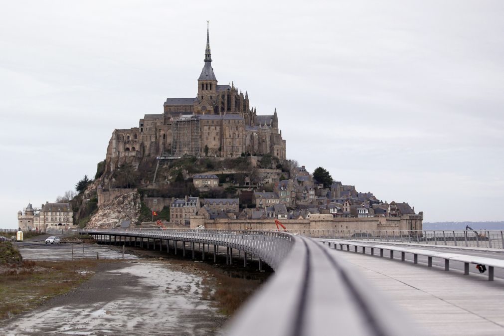 Monte Saint-Michel evacuado por precaução enquanto a polícia procura suspeito