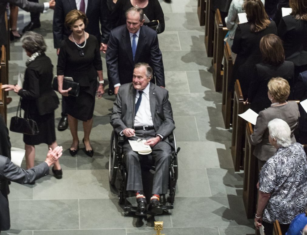 Ex-Presidente Bush hospitalizado um dia após funeral da mulher