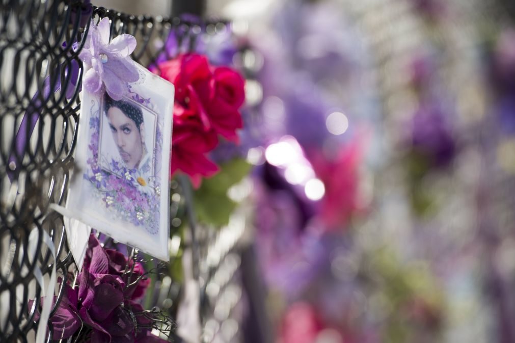 Família de Prince vai processar hospital que tratou músico dias antes de morrer