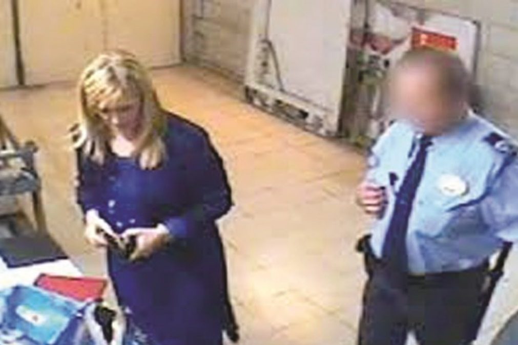 Vídeo mostra Cristina Cifuentes a roubar cremes num supermercado. Ela já se demitiu