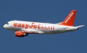 EasyJet cancela 100 voos devido a baixas médicas por covid-19