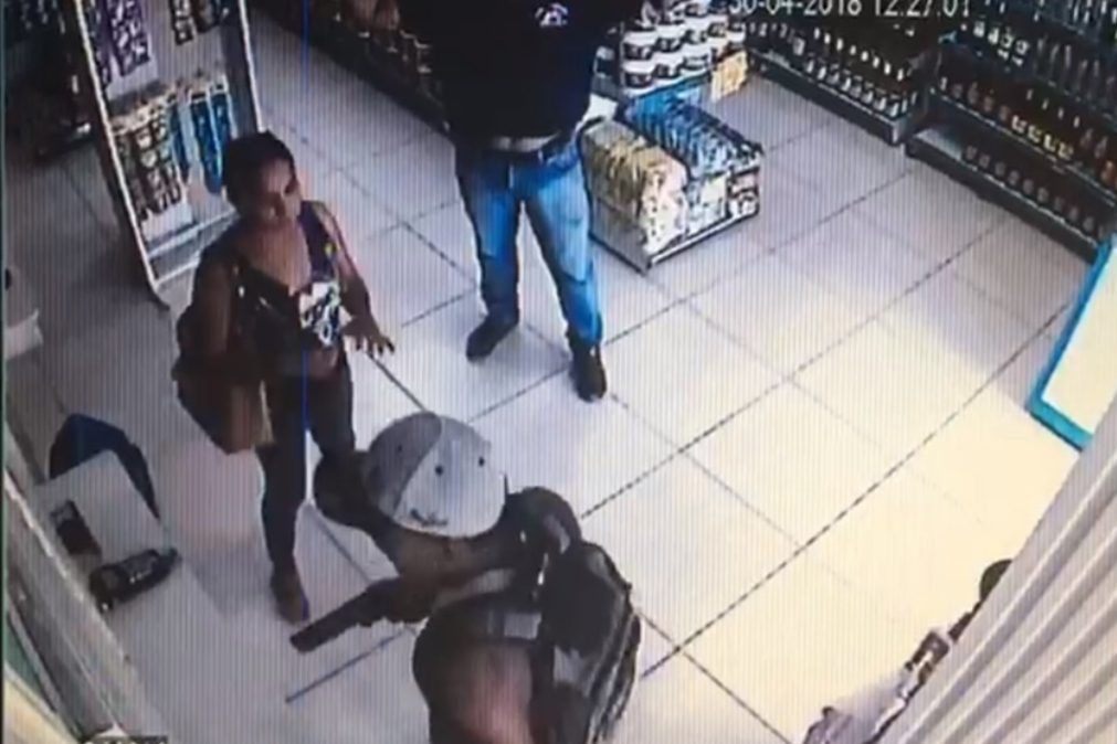 Assalto a loja de conveniência com armas de fogo apanhado por câmaras de vigilância [vídeo]