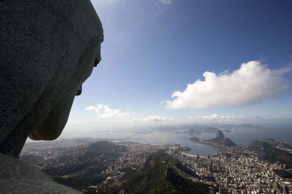 Um morto e três feridos em queda de helicóptero em praia do Rio de Janeiro