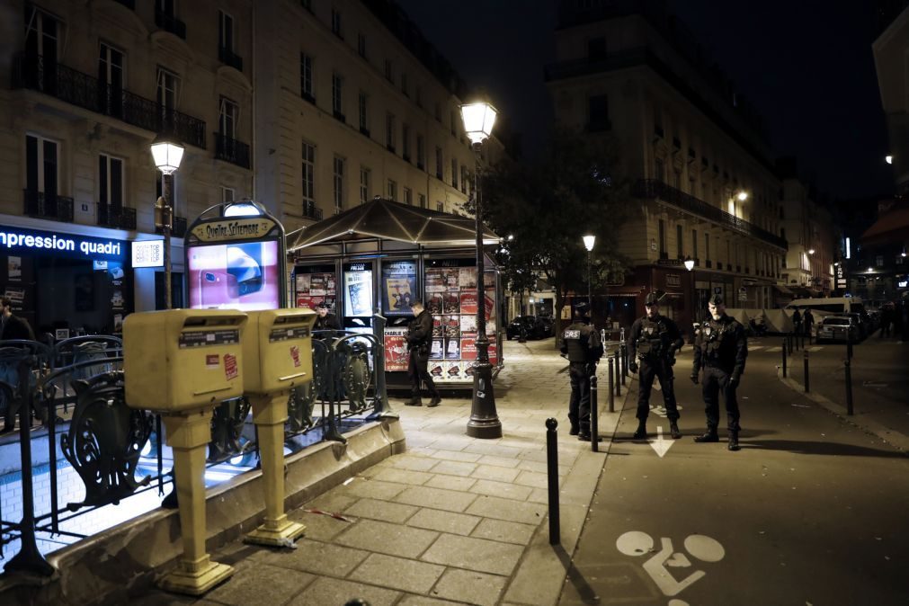 Ataque com faca em Paris: homem sinalizado por radicalização